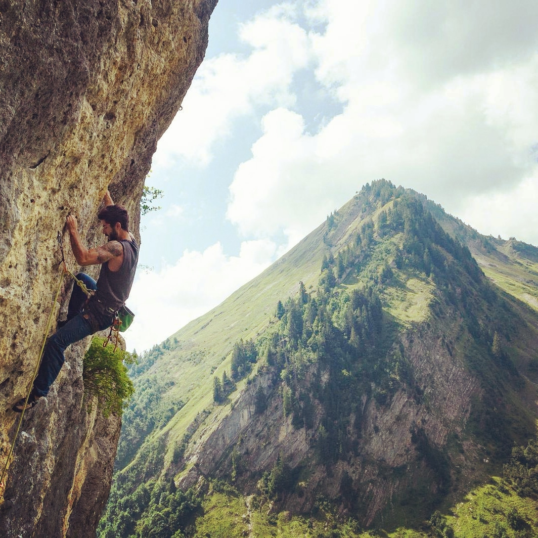 Ersan, fondateur de Climb Tribute, en escalade